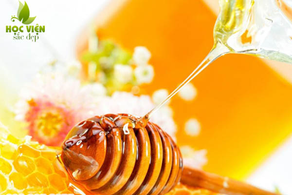 chữa môi thâm với mật ong đơn giản