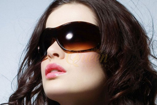 đeo kính râm tránh ánh mắng trực tiếp vào mi
