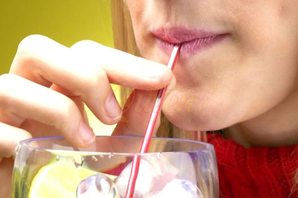 uống nước mát sau phun môi để giữ màu môi đẹp