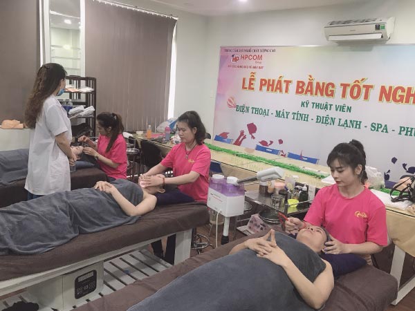 Giảng viên đang kiểm tra lớp masage mặt tại Queen