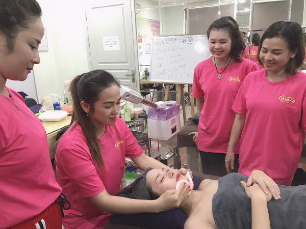 Học viên Queen thực hành lớp spa