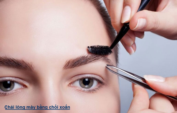 chải lông mày bằng chổi xoắn 
