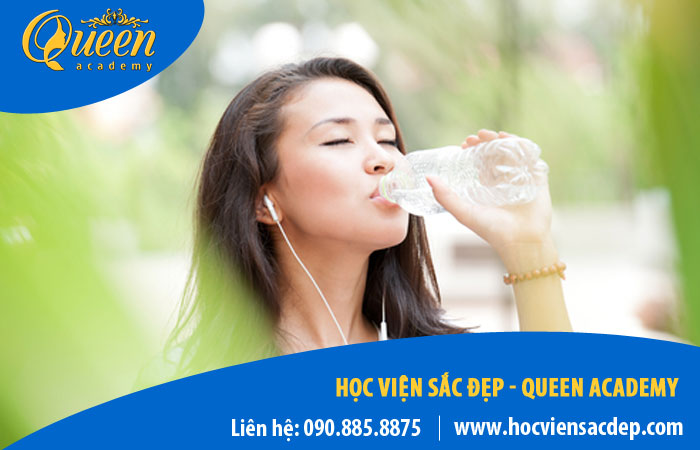 uống nước đầy đủ và cấp ẩm cho da