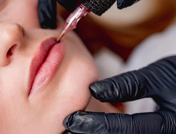 môi tiêm filler có phun được không và thứ tự thực hiện