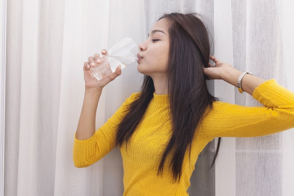 uống đủ nước chăm sóc môi sau tiêm