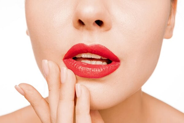 Xăm môi bị sưng là hiện tượng gì?