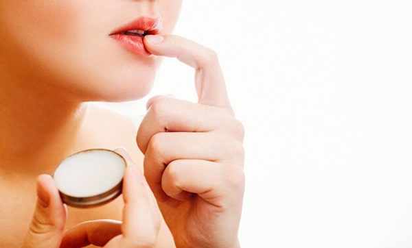 Cách khắc phục tình trạng phun môi bị bầm tím