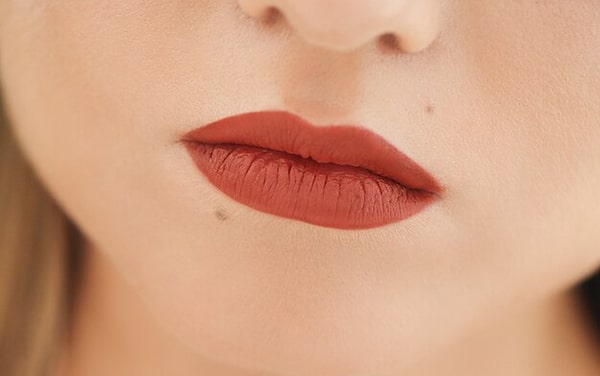 Chi phí phun môi màu cam đất giá bao nhiêu?