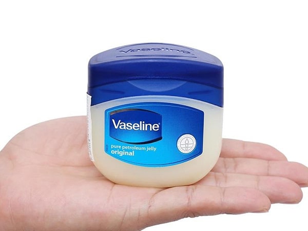 Có nên bôi vaseline sau khi xăm môi không?