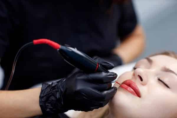 Khử thâm môi bị khô, bong tróc sau khi làm – nguyên nhân và cách xử lý 5 Môi bị nhăn sau khi phun - Học viện Queen