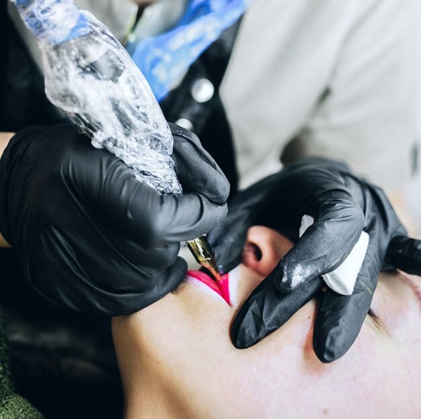 Phun môi bị nổi hạt trắng