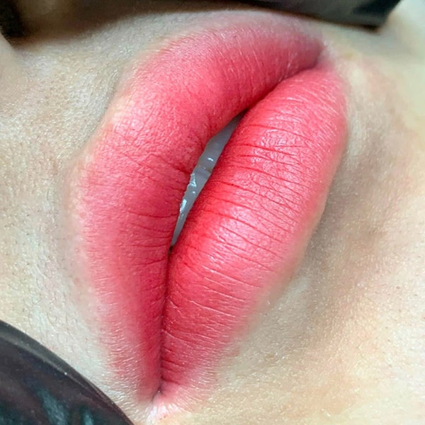 Phun môi màu đỏ hồng bao lâu thì lên màu?