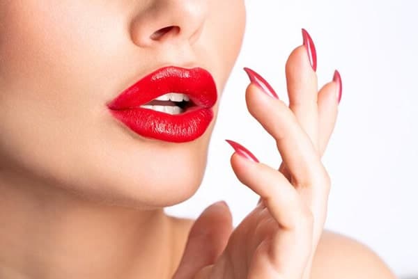 Phun môi và xăm môi giống nhau thế nào?