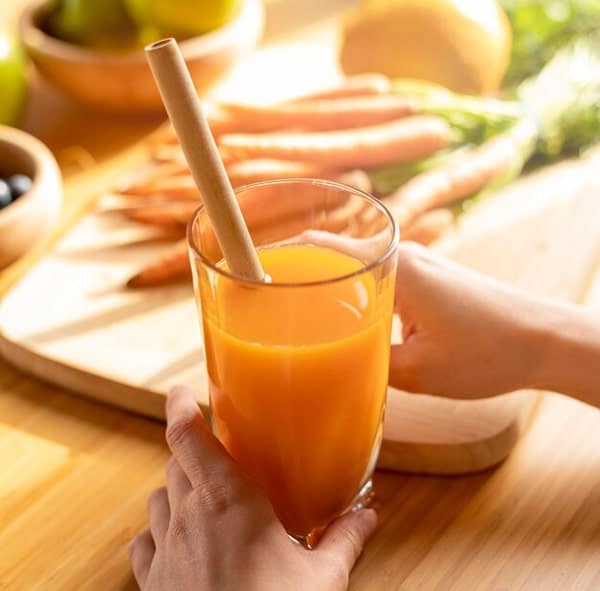 Xăm môi nên uống nước gì?