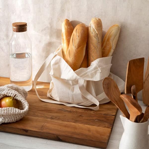 Phun môi có ăn được bánh mì không?