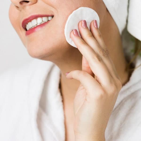 Phun môi xong có nên rửa nước muối sinh lý không?