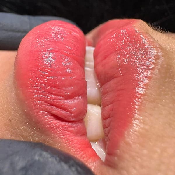 Phun môi có ăn được bánh bông lan không, kiêng bao lâu