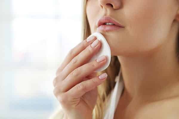 sau Phun môi xong có nên rửa nước muối sinh lý không?