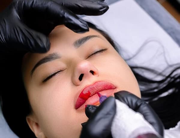 Tại sao xăm môi mãi không lành?