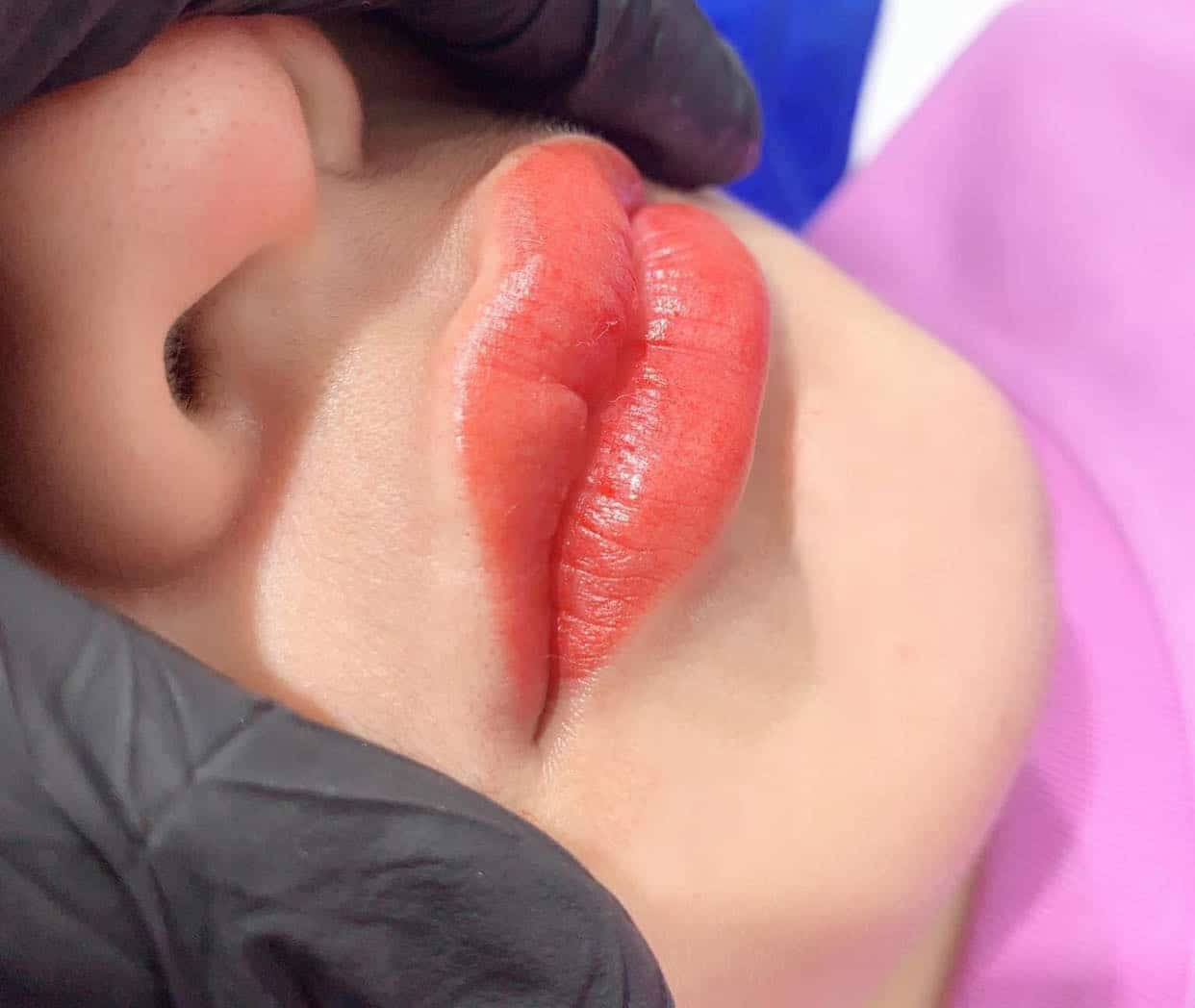 Xăm môi lên màu không đều phải làm sao?