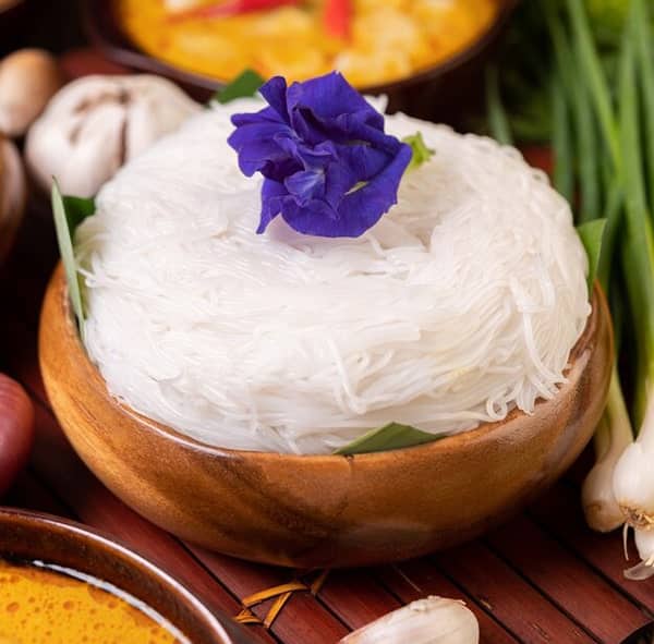 Phun môi có ăn được bún không?