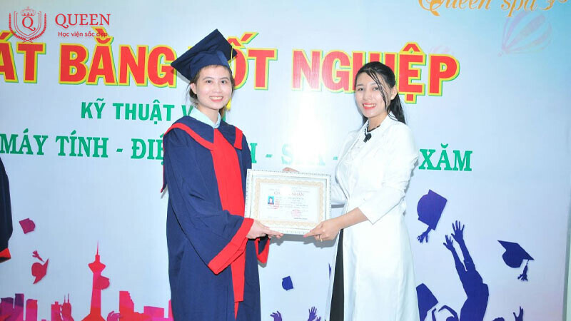 hoc-vien-sac-dep-queen-dao-tao-khoa-hoc-cay-chi-tham-my-chuyen-nghiep