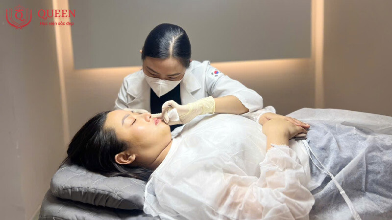 hoc-vien-sac-dep-queen-dao-tao-khoa-hoc-tiem-botox-chuyen-nghiep