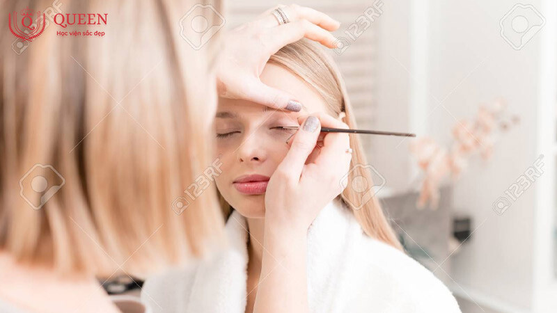 hoc-vien-sac-dep-queen-dao-tao-nghe-trang-diem-chuyen-nghiep