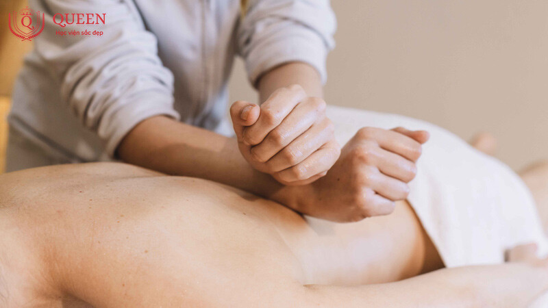 hoc-vien-sac-dep-queen-dia-chi-dao-tao-nghe-massage-chuyen-nghiep