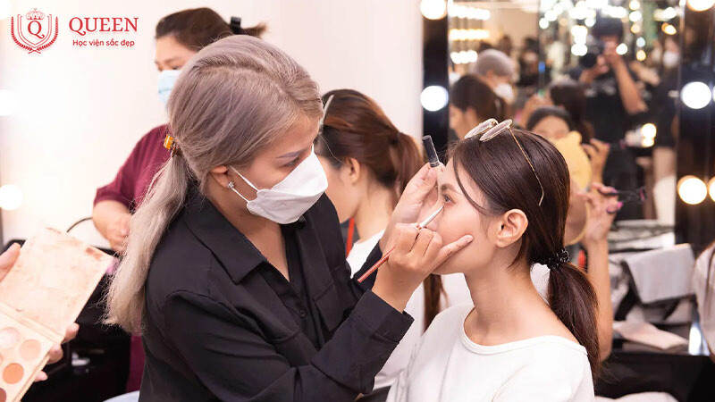 ly-do-nen-tham-gia-khoa-hoc-trang-diem-chuyen-nghiep