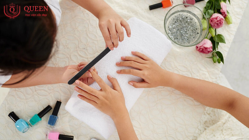 hoc-nghe-nail-co-tuong-lai-khong