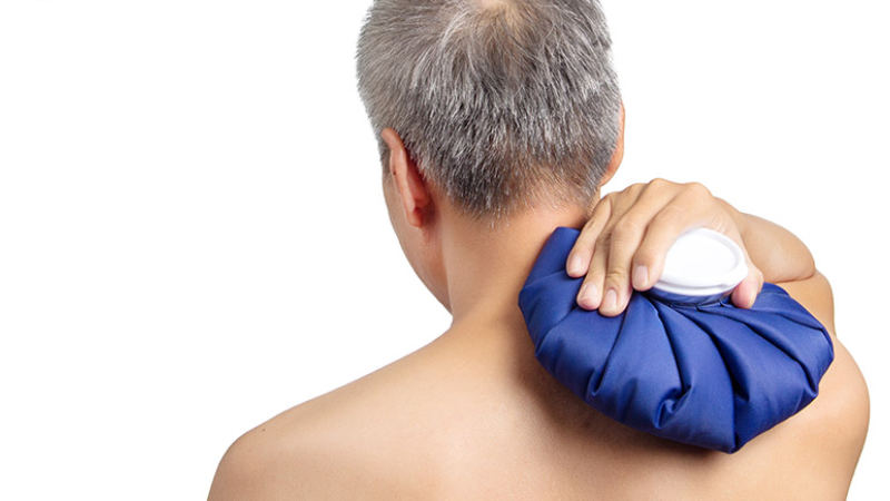 Chườm ấm - Trị đau vai gáy tại nhà hiệu tức thì