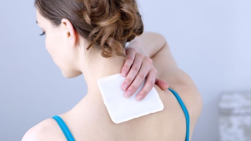 Sử dụng thuốc giảm đau nhẹ hoặc cao dán trị đau vai gáy tại nhà