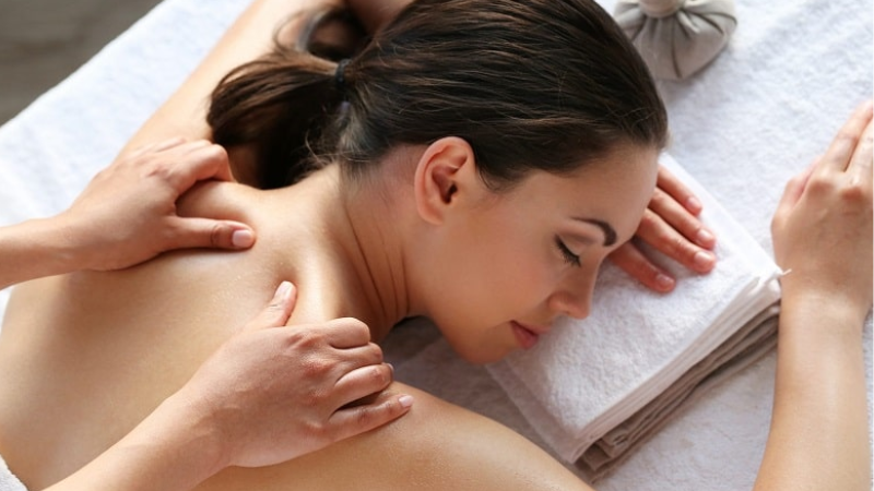 Trị liệu cổ vai gáy bằng xoa bóp bấm huyệt